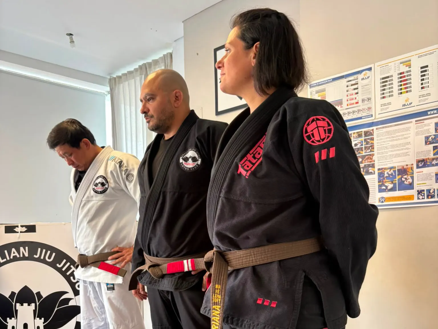 Graduação na Lotus Club BJJ Feira: alunos de quimono preto e branco junto ao logótipo da academia