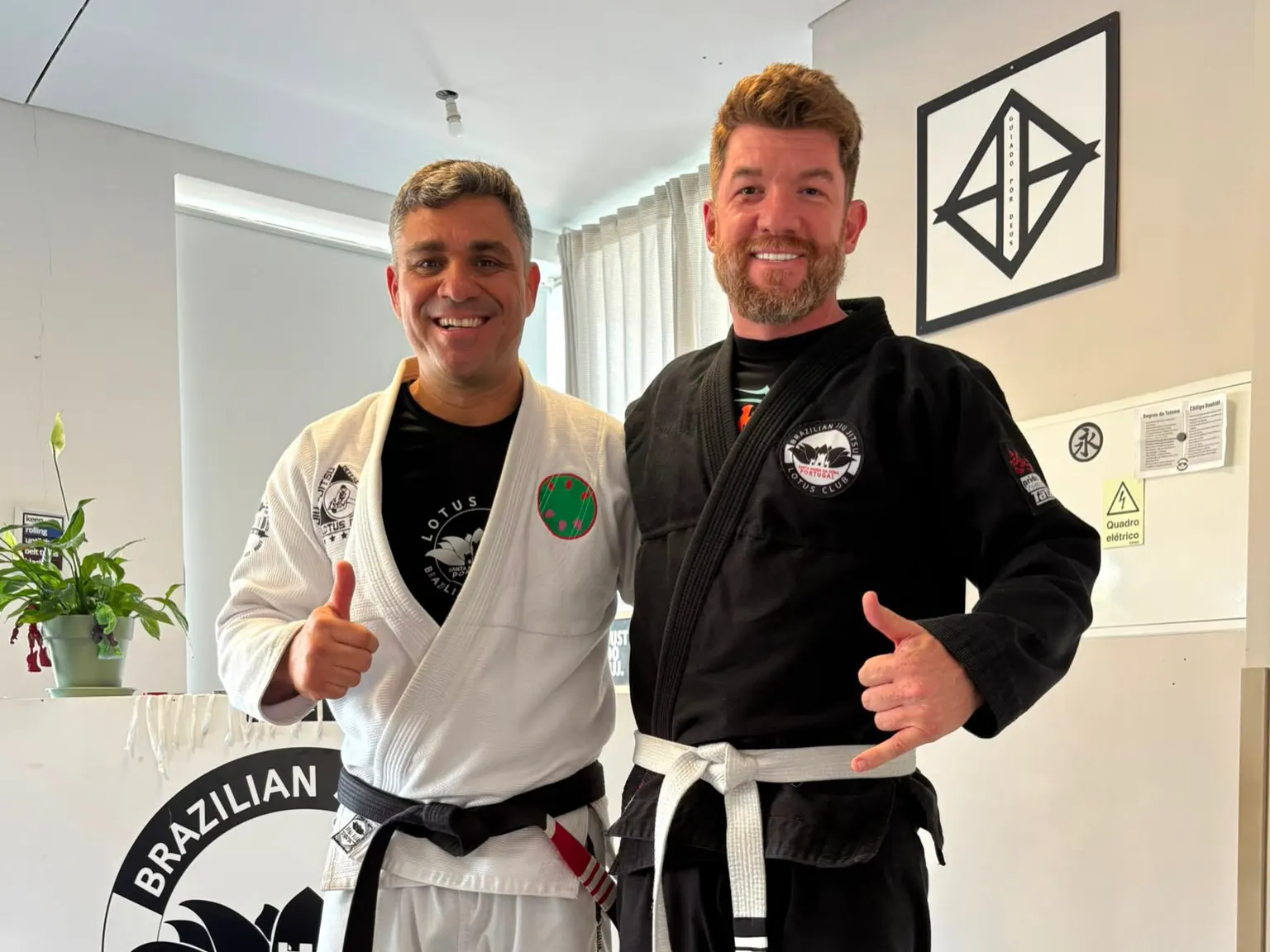 Professor e aluno sorridentes depois da troca de faixas