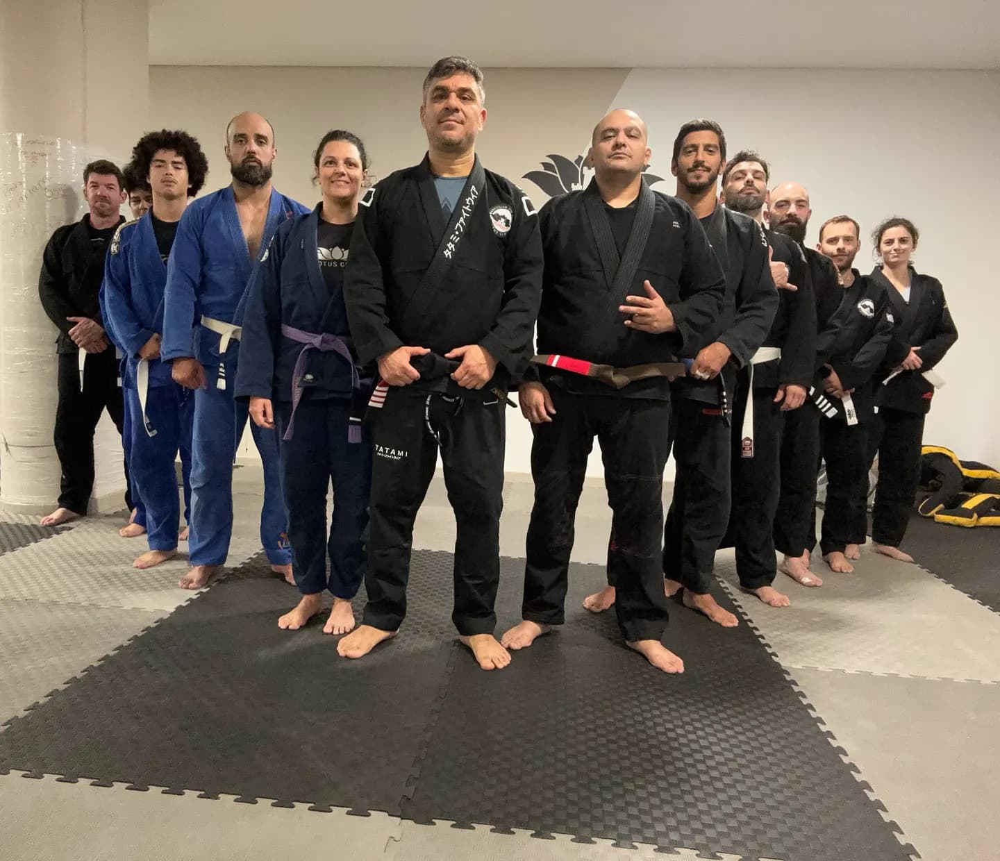 Turma de iniciantes alinhada no tatame