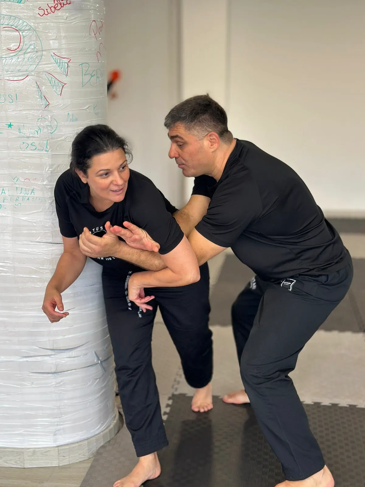Exercício de defesa pessoal no workshop gratuito para mulheres